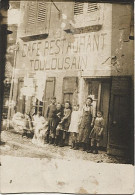 X124662 AVEYRON MILLAU CARTE POSTALE PHOTO CAFE RESTAURANT TOULOUSAIN ANGLE RUE LOUIS BLANC RUE DU REC FIFETTE A DROITE - Millau