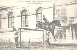 X10773 MAINE ET LOIRE SAUMUR ECOLE APPLICATION DE CAVALERIE SAUT D' UNE BARRE 1,85 METRE - Saumur