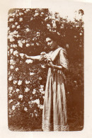 Photographie Vintage Photo Snapshot Femme Fleurs Bouquet Flowers - Anonymous Persons