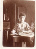 Photographie Vintage Photo Snapshot Femme Assise Salon Intérieur Livreécriture - Personnes Anonymes