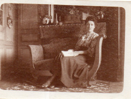 Photographie Vintage Photo Snapshot Femme Assise Salon Intérieur Livre - Personnes Anonymes