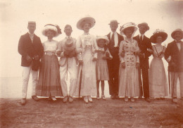 Photographie Vintage Photo Snapshot Fouras Charente Groupe Mode - Personnes Anonymes