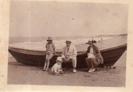 Photographie Vintage Photo Snapshot Plage Beach Mode Chapeau Barque  - Orte