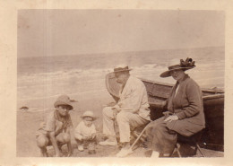 Photographie Vintage Photo Snapshot Plage Beach Mode Chapeau Barque  - Places