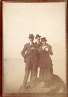Photographie Vintage Photo Snapshot Plage Beach Mode Chapeau Trio Rocher - Anonymous Persons