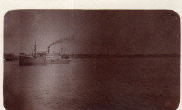 Photographie Vintage Photo Snapshot Marine Cargo Bateau Boat Navire Chemenée - Bateaux