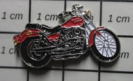 2817  Pin's Pins / Beau Et Rare / MOTOS / GROSSE MOTO ROUTIERE RETRO ROUGE PEUT ETRE HARLEY ? - Motorfietsen