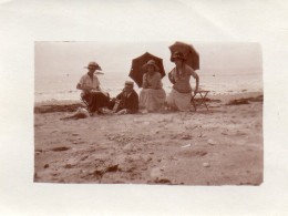 Photographie Vintage Photo Snapshot Plage Beach Mode Chapeau Ombrelle Umbrella - Places