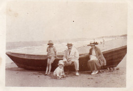 Photographie Vintage Photo Snapshot Plage Beach Mode Chapeau Barque  - Schiffe