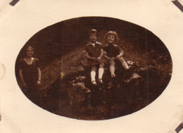 Photographie Vintage Photo Snapshot Enfant Child Famille  - Anonymous Persons