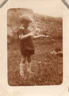 Photographie Vintage Photo Snapshot Enfant Garçon Jouet Toy - Anonymous Persons