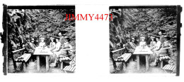 Une Famille Assise à Une Table Dans Un Bois, à Identifier - Plaque De Verre En Stéréo - Taille 44 X 107 Mlls - Glasplaten