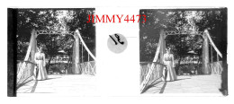 Une Belle Femme Bien Habillée Sur Un Pont, à Identifier - Plaque De Verre En Stéréo - Taille 44 X 107 Mlls - Diapositiva Su Vetro