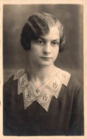 CARTE PHOTO - Femme - Portrait D'une Femme - Carte Postale Ancienne - Photographie