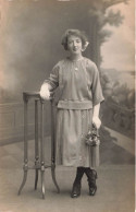 CARTE PHOTO - Femme - Femme Tenant Un Bouquet De Fleur - Près D'une Table - Carte Postale Ancienne - Photographie