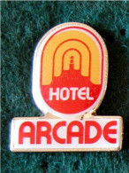 PIN'S ÉPOXY " HÔTEL ARCADE " _DP155 - Marques