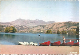 LE LAC CHAMBON (63) à L'horizon : Les Puys De L'Angle , De Barbier Et De Mons (2 Scans)  CPSM  GF - Andere & Zonder Classificatie