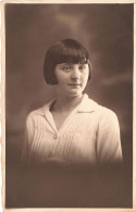 CARTE PHOTO - Femme - Portrait D'une Femme - Carte Postale Ancienne - Photographie