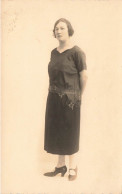 CARTE PHOTO - Femme - Femme En Robe Debout - Carte Postale Ancienne - Photographie