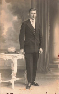 CARTE PHOTO - Homme - Homme En Costume Près D'une Table - Chapeau - Carte Postale Ancienne - Photographie