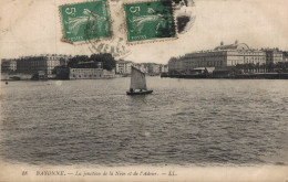 64 BAYONNE LA JONCTION DE LA NIVE ET DE L'ADOUR BARQUE A VOILE ET LES QUAIS - Bayonne