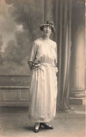 CARTE PHOTO - Femme - Femme En Robe Debout - Seule - Carte Postale Ancienne - Photographs