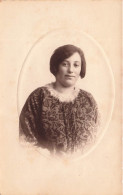 CARTE PHOTO - Femme - Portrait D'une Femme Souriante - Carte Postale Ancienne - Photographie