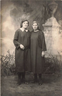 CARTE PHOTO - Femmes - Deux Femmes En Robe L'une à Côté De L'autre - Carte Postale Ancienne - Photographie