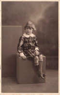 CARTE PHOTO - Enfant - Petite Fille Assise - Carte Postale Ancienne - Photographie