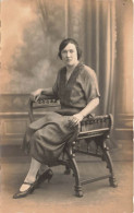 CARTE PHOTO - Femme - Femme Assise Sur Une Chaise - Robe - Carte Postale Ancienne - Photographie
