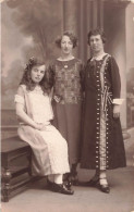 CARTE PHOTO - Femmes -  Trois Femmes L'une à Côté De L'autre - Carte Postale Ancienne - Photographs