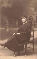 CARTE PHOTO - Femme - Femme Assise - Chaise - Carte Postale Ancienne - Photographie
