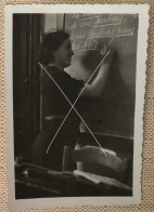 La Leçon De Français Portrait D’une Institutrice écrivant Au Tableau Photo Snapshot Datée Juillet 1940 - Personnes Anonymes