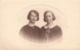 CARTE PHOTO - Femmes - Portrait - Jeune Fille - Mère Et Sa Fille - Carte Postale Ancienne - Photographie