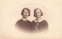 CARTE PHOTO - Femmes - Portrait - Jeune Fille - Mère Et Sa Fille - Carte Postale Ancienne - Photographs