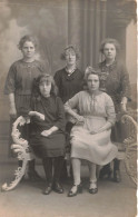 CARTE PHOTO - Femmes - Cinq Femmes - Famille - Portait De Famille - Carte Postale Ancienne - Photographie