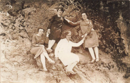 CARTE PHOTO - Femmes - Quatre Femmes Se Tenant La Main - Carte Postale Ancienne - Photographie