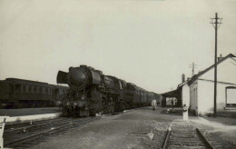 Train En Gare à Identifier - Cliché Jacques H. Renaud, 6 Juillet 1953 - Trains