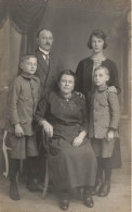 CARTE PHOTO - Femmes - Homme - Enfants - Deux Garçons - Famille - Carte Postale Ancienne - Photographie