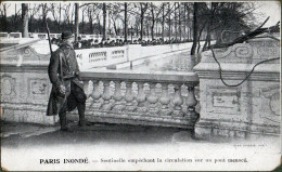 75 - PARIS - Crues De La Seine - Janvier 1910 - Sentinelle Empèchant La Circulation Sur Un Pont Inondé - Paris Flood, 1910