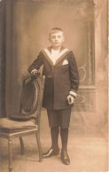 CARTE PHOTO - Enfant - Garçon - Garçon En Costume Près D'une Chaise - Carte Postale Ancienne - Photographs
