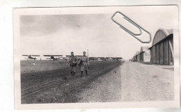 PHOTO AVIATION AVION PILOTES AVEC LEURS BREGUET BRE 19 B2 SUR UN AEROPORT A IDENTIFIER - Luchtvaart