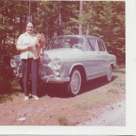 Photo Amateur Colorée- Dame Avec Un Chien Sur Ses Genoux à Côté De La Voiture. - Anonyme Personen