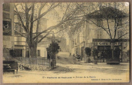 CPA 84 - FONTAINE DE VAUCLUSE - Avenue De La Mairie - TB PLAN PLACE CENTRE VILLAGE Devanture Café Arbres - Andere & Zonder Classificatie