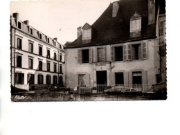 CPSM Petit Format BOURBON L'ARCHAMBAULT (Allier) - Bourbon L'Archambault