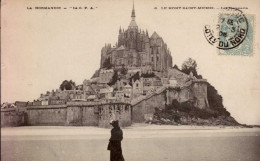 LE MONT-SAINT-MICHEL  ( MANCHE )   LOT DE 2 CARTES  . LES REMPARTS . LE MONT PAR MAREE D ' EQUINOXE - Le Mont Saint Michel