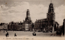 Calais La Place D'Armes Et Le Beffroi ( Tramway à Accus , Cabriolet ; Timbrée En 1917 - Calais