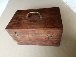 UNE ANCIENNE BOITE COFFRET EN BOIS - Boîtes/Coffrets