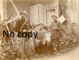 PHOTO FRANCAISE - POILUS ET MAISON DETRUITE PLACE DE LA MADELEINE A VERDUN MEUSE GUERRE 1914 1918 - Guerre, Militaire