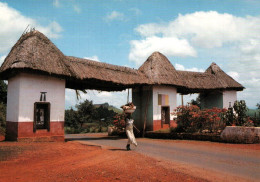 CPM - CAMEROUN - Entrée De BAFOUSSAN - Photo M.Huet - Edition Hoa-Qui - Camerun